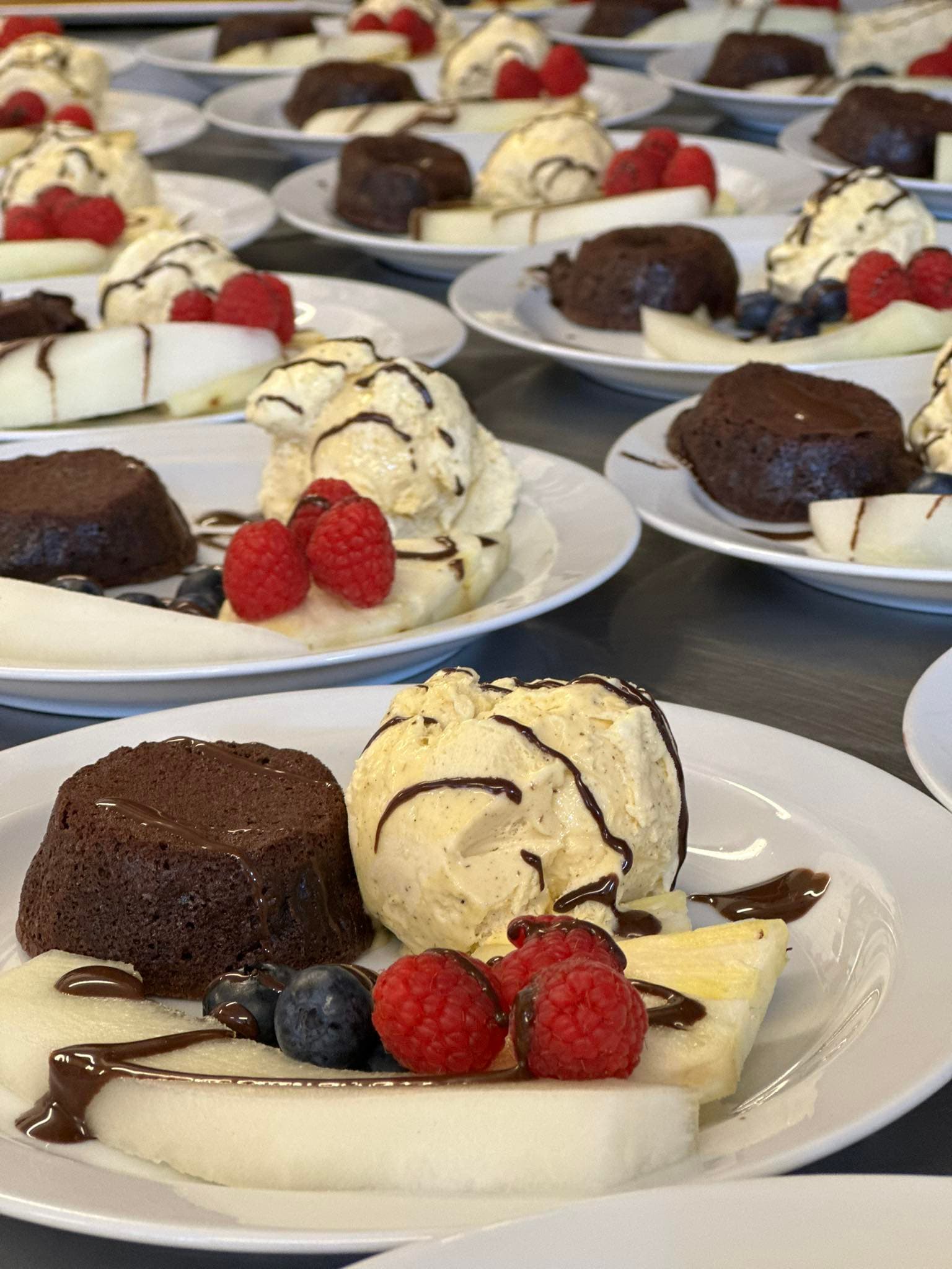 Blødende chokoladekage med is og frisk frugt